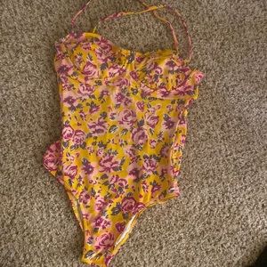 Very cute billabong swimsuit, size medium. Has an open back